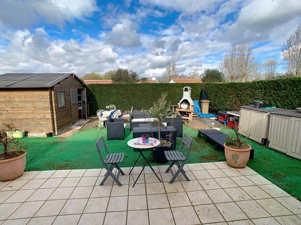 A VENDRE Maison de plain pied composée d'un séjour avec cuisine aménagée, un garage, deux chambres.