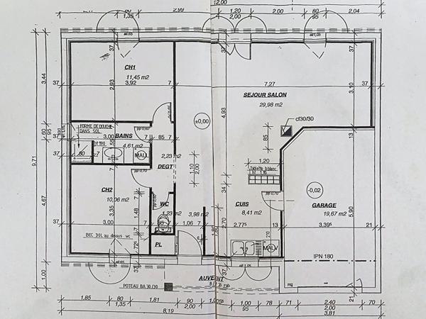 A VENDRE Maison de plain pied composée d'un séjour avec cuisine aménagée, un garage, deux chambres.