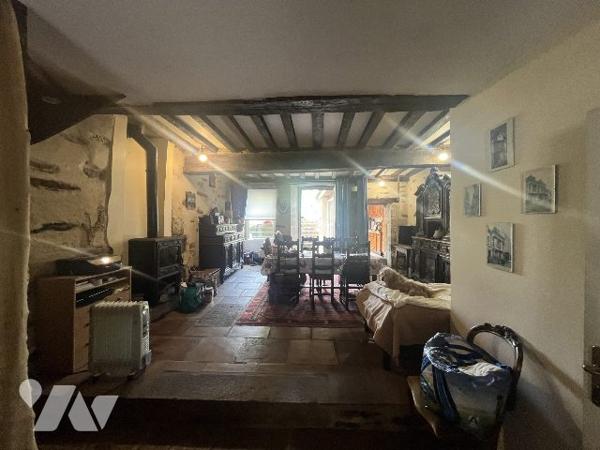 Maison mitoyenne chargée d'histoire