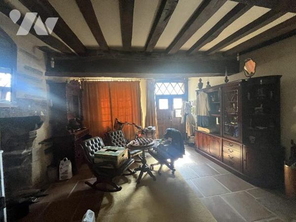 Maison mitoyenne chargée d'histoire