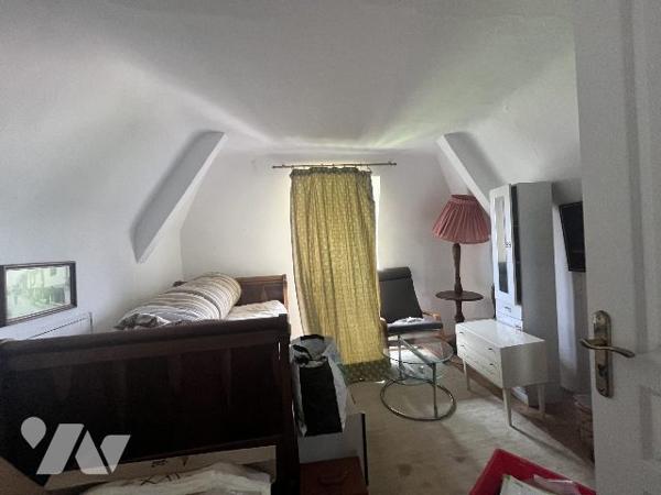 Maison mitoyenne chargée d'histoire