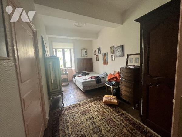 Maison mitoyenne chargée d'histoire