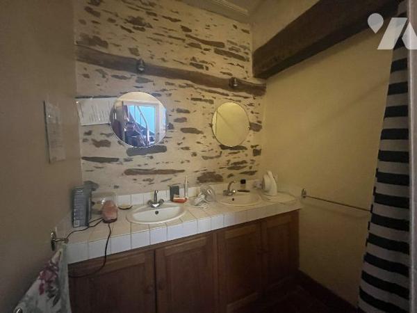 Maison mitoyenne chargée d'histoire