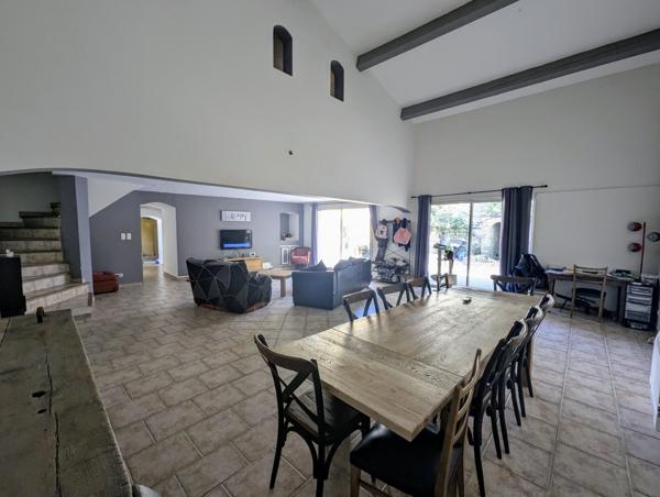 Camaret-sur-Aigues (84850) À découvrir : Magnifique mas avec fort potentiel – Environ 320 m² habitables