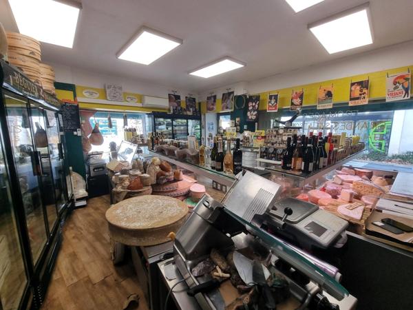 LE CHATEAU D'OLERON (17) A Vendre Fonds commerce Fromages & Salaisons sur 2 emplacements N°1 en cœur de ville