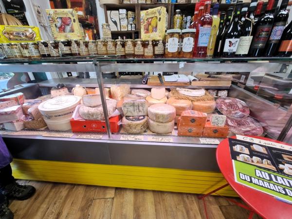 LE CHATEAU D'OLERON (17) A Vendre Fonds commerce Fromages & Salaisons sur 2 emplacements N°1 en cœur de ville