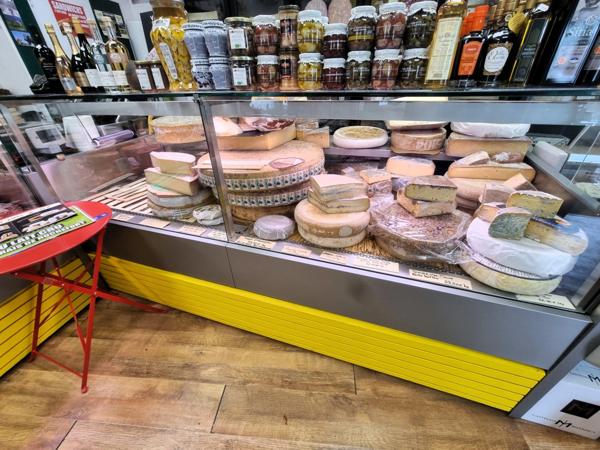 LE CHATEAU D'OLERON (17) A Vendre Fonds commerce Fromages & Salaisons sur 2 emplacements N°1 en cœur de ville