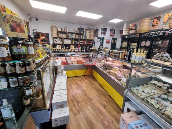 LE CHATEAU D'OLERON (17) A Vendre Fonds commerce Fromages & Salaisons sur 2 emplacements N°1 en cœur de ville