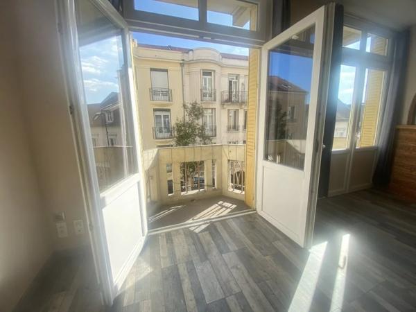03200 VICHY APPARTEMENT 3 PIÈCES AVEC BALCONNETS AVEC CAVE- COEUR DE VILL