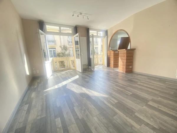 03200 VICHY APPARTEMENT 3 PIÈCES AVEC BALCONNETS AVEC CAVE- COEUR DE VILL