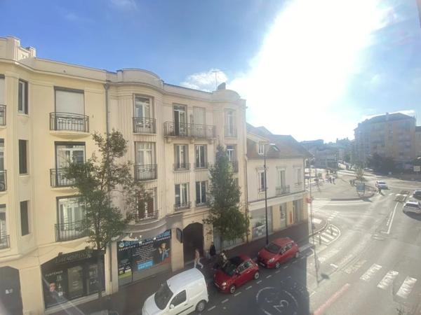 03200 VICHY APPARTEMENT 3 PIÈCES AVEC BALCONNETS AVEC CAVE- COEUR DE VILL