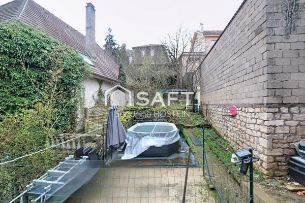 Immeuble composé de 4 bureau et de 3 appartements