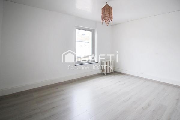 Immeuble composé de 4 bureau et de 3 appartements