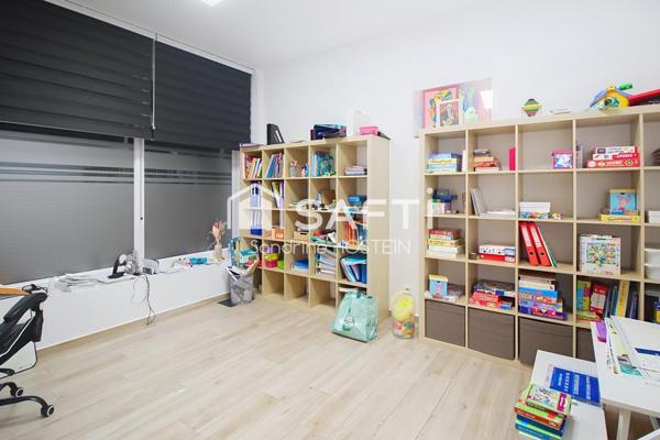 Immeuble composé de 4 bureau et de 3 appartements