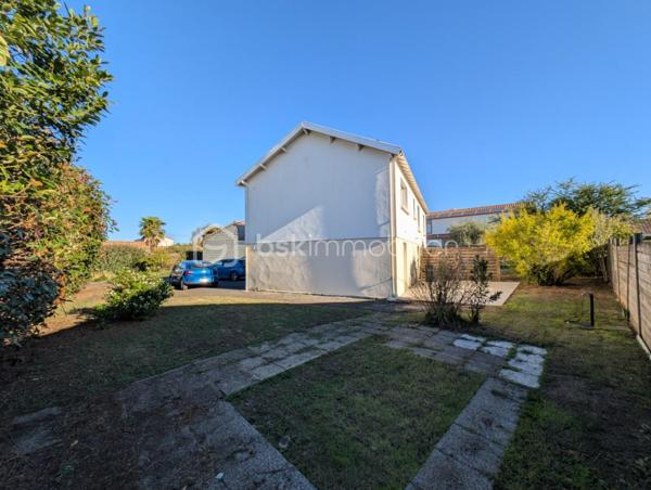 Maison de 1969 située en plein centre bourg de Saint-Julien-de-Concelles sur une parcelle de 640m²

Cette maison très bien entretenue bénéficie d’un agréable jardin, de stationnements et d’un beau potentiel grâce à son rez-de-chaussée offrant de beaux volumes aménageables.

À l’étage :

- Une pièce de vie avec cuisine
- Un salon avec baie vitrée exposée Ouest
- 3 chambres
- Un bureau
- Une salle d’eau
- Un WC indépendant
- Un ascenseur permettant un accès direct au rez-de-chaussée

Au rez-de-chaussée :

- Un très grand garage
- Deux grandes pièces carrelées, dont une buanderie avec espace pour les machines
- De nombreux espaces offrant un beau potentiel d’aménagement

Le rez-de-chaussée n’est pas comptabilisé dans la superficie habitable.

Extérieur :

- Agréable jardin
- Plusieurs stationnements

Informations techniques :

- Maison construite en 1969
- Menuiseries PVC double vitrage
- Volets roulants électriques
- Chauffage gaz/fuel
- Tout-à-l’égout

Une maison idéalement située en centre bourg, avec de beaux volumes et un potentiel intéressant au rez-de-chaussée.