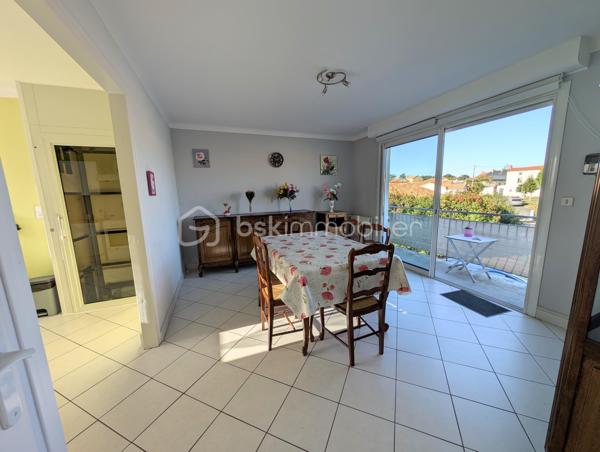 Maison de 1969 située en plein centre bourg de Saint-Julien-de-Concelles sur une parcelle de 640m²

Cette maison très bien entretenue bénéficie d’un agréable jardin, de stationnements et d’un beau potentiel grâce à son rez-de-chaussée offrant de beaux volumes aménageables.

À l’étage :

- Une pièce de vie avec cuisine
- Un salon avec baie vitrée exposée Ouest
- 3 chambres
- Un bureau
- Une salle d’eau
- Un WC indépendant
- Un ascenseur permettant un accès direct au rez-de-chaussée

Au rez-de-chaussée :

- Un très grand garage
- Deux grandes pièces carrelées, dont une buanderie avec espace pour les machines
- De nombreux espaces offrant un beau potentiel d’aménagement

Le rez-de-chaussée n’est pas comptabilisé dans la superficie habitable.

Extérieur :

- Agréable jardin
- Plusieurs stationnements

Informations techniques :

- Maison construite en 1969
- Menuiseries PVC double vitrage
- Volets roulants électriques
- Chauffage gaz/fuel
- Tout-à-l’égout

Une maison idéalement située en centre bourg, avec de beaux volumes et un potentiel intéressant au rez-de-chaussée.
