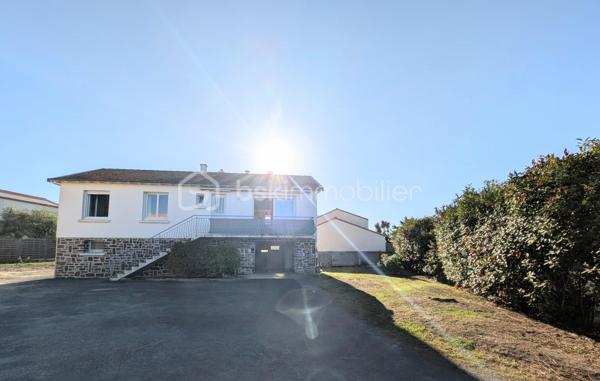 Maison de 1969 située en plein centre bourg de Saint-Julien-de-Concelles sur une parcelle de 640m²

Cette maison très bien entretenue bénéficie d’un agréable jardin, de stationnements et d’un beau potentiel grâce à son rez-de-chaussée offrant de beaux volumes aménageables.

À l’étage :

- Une pièce de vie avec cuisine
- Un salon avec baie vitrée exposée Ouest
- 3 chambres
- Un bureau
- Une salle d’eau
- Un WC indépendant
- Un ascenseur permettant un accès direct au rez-de-chaussée

Au rez-de-chaussée :

- Un très grand garage
- Deux grandes pièces carrelées, dont une buanderie avec espace pour les machines
- De nombreux espaces offrant un beau potentiel d’aménagement

Le rez-de-chaussée n’est pas comptabilisé dans la superficie habitable.

Extérieur :

- Agréable jardin
- Plusieurs stationnements

Informations techniques :

- Maison construite en 1969
- Menuiseries PVC double vitrage
- Volets roulants électriques
- Chauffage gaz/fuel
- Tout-à-l’égout

Une maison idéalement située en centre bourg, avec de beaux volumes et un potentiel intéressant au rez-de-chaussée.