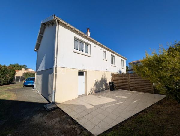 Maison de 1969 située en plein centre bourg de Saint-Julien-de-Concelles sur une parcelle de 640m²

Cette maison très bien entretenue bénéficie d’un agréable jardin, de stationnements et d’un beau potentiel grâce à son rez-de-chaussée offrant de beaux volumes aménageables.

À l’étage :

- Une pièce de vie avec cuisine
- Un salon avec baie vitrée exposée Ouest
- 3 chambres
- Un bureau
- Une salle d’eau
- Un WC indépendant
- Un ascenseur permettant un accès direct au rez-de-chaussée

Au rez-de-chaussée :

- Un très grand garage
- Deux grandes pièces carrelées, dont une buanderie avec espace pour les machines
- De nombreux espaces offrant un beau potentiel d’aménagement

Le rez-de-chaussée n’est pas comptabilisé dans la superficie habitable.

Extérieur :

- Agréable jardin
- Plusieurs stationnements

Informations techniques :

- Maison construite en 1969
- Menuiseries PVC double vitrage
- Volets roulants électriques
- Chauffage gaz/fuel
- Tout-à-l’égout

Une maison idéalement située en centre bourg, avec de beaux volumes et un potentiel intéressant au rez-de-chaussée.