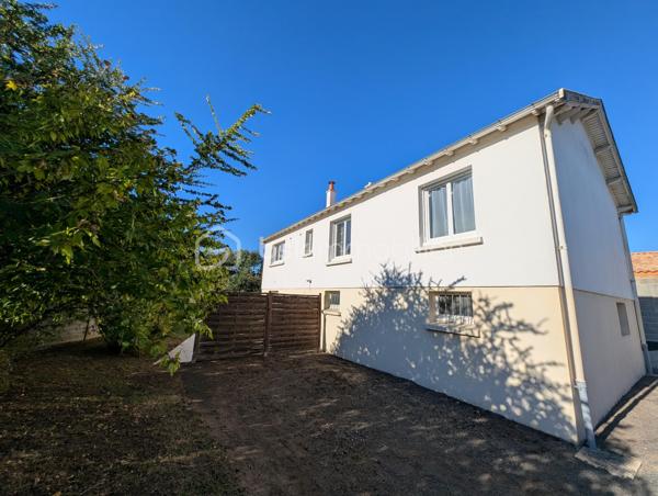 Maison de 1969 située en plein centre bourg de Saint-Julien-de-Concelles sur une parcelle de 640m²

Cette maison très bien entretenue bénéficie d’un agréable jardin, de stationnements et d’un beau potentiel grâce à son rez-de-chaussée offrant de beaux volumes aménageables.

À l’étage :

- Une pièce de vie avec cuisine
- Un salon avec baie vitrée exposée Ouest
- 3 chambres
- Un bureau
- Une salle d’eau
- Un WC indépendant
- Un ascenseur permettant un accès direct au rez-de-chaussée

Au rez-de-chaussée :

- Un très grand garage
- Deux grandes pièces carrelées, dont une buanderie avec espace pour les machines
- De nombreux espaces offrant un beau potentiel d’aménagement

Le rez-de-chaussée n’est pas comptabilisé dans la superficie habitable.

Extérieur :

- Agréable jardin
- Plusieurs stationnements

Informations techniques :

- Maison construite en 1969
- Menuiseries PVC double vitrage
- Volets roulants électriques
- Chauffage gaz/fuel
- Tout-à-l’égout

Une maison idéalement située en centre bourg, avec de beaux volumes et un potentiel intéressant au rez-de-chaussée.