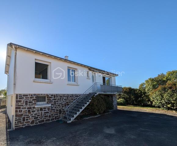 Maison de 1969 située en plein centre bourg de Saint-Julien-de-Concelles sur une parcelle de 640m²

Cette maison très bien entretenue bénéficie d’un agréable jardin, de stationnements et d’un beau potentiel grâce à son rez-de-chaussée offrant de beaux volumes aménageables.

À l’étage :

- Une pièce de vie avec cuisine
- Un salon avec baie vitrée exposée Ouest
- 3 chambres
- Un bureau
- Une salle d’eau
- Un WC indépendant
- Un ascenseur permettant un accès direct au rez-de-chaussée

Au rez-de-chaussée :

- Un très grand garage
- Deux grandes pièces carrelées, dont une buanderie avec espace pour les machines
- De nombreux espaces offrant un beau potentiel d’aménagement

Le rez-de-chaussée n’est pas comptabilisé dans la superficie habitable.

Extérieur :

- Agréable jardin
- Plusieurs stationnements

Informations techniques :

- Maison construite en 1969
- Menuiseries PVC double vitrage
- Volets roulants électriques
- Chauffage gaz/fuel
- Tout-à-l’égout

Une maison idéalement située en centre bourg, avec de beaux volumes et un potentiel intéressant au rez-de-chaussée.