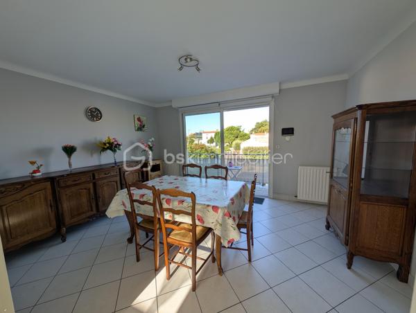 Maison de 1969 située en plein centre bourg de Saint-Julien-de-Concelles sur une parcelle de 640m²

Cette maison très bien entretenue bénéficie d’un agréable jardin, de stationnements et d’un beau potentiel grâce à son rez-de-chaussée offrant de beaux volumes aménageables.

À l’étage :

- Une pièce de vie avec cuisine
- Un salon avec baie vitrée exposée Ouest
- 3 chambres
- Un bureau
- Une salle d’eau
- Un WC indépendant
- Un ascenseur permettant un accès direct au rez-de-chaussée

Au rez-de-chaussée :

- Un très grand garage
- Deux grandes pièces carrelées, dont une buanderie avec espace pour les machines
- De nombreux espaces offrant un beau potentiel d’aménagement

Le rez-de-chaussée n’est pas comptabilisé dans la superficie habitable.

Extérieur :

- Agréable jardin
- Plusieurs stationnements

Informations techniques :

- Maison construite en 1969
- Menuiseries PVC double vitrage
- Volets roulants électriques
- Chauffage gaz/fuel
- Tout-à-l’égout

Une maison idéalement située en centre bourg, avec de beaux volumes et un potentiel intéressant au rez-de-chaussée.