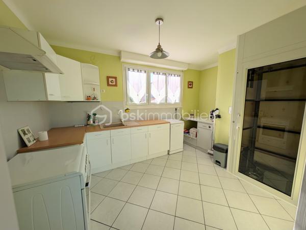 Maison de 1969 située en plein centre bourg de Saint-Julien-de-Concelles sur une parcelle de 640m²

Cette maison très bien entretenue bénéficie d’un agréable jardin, de stationnements et d’un beau potentiel grâce à son rez-de-chaussée offrant de beaux volumes aménageables.

À l’étage :

- Une pièce de vie avec cuisine
- Un salon avec baie vitrée exposée Ouest
- 3 chambres
- Un bureau
- Une salle d’eau
- Un WC indépendant
- Un ascenseur permettant un accès direct au rez-de-chaussée

Au rez-de-chaussée :

- Un très grand garage
- Deux grandes pièces carrelées, dont une buanderie avec espace pour les machines
- De nombreux espaces offrant un beau potentiel d’aménagement

Le rez-de-chaussée n’est pas comptabilisé dans la superficie habitable.

Extérieur :

- Agréable jardin
- Plusieurs stationnements

Informations techniques :

- Maison construite en 1969
- Menuiseries PVC double vitrage
- Volets roulants électriques
- Chauffage gaz/fuel
- Tout-à-l’égout

Une maison idéalement située en centre bourg, avec de beaux volumes et un potentiel intéressant au rez-de-chaussée.