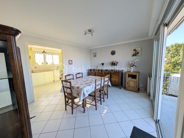 Maison de 1969 située en plein centre bourg de Saint-Julien-de-Concelles sur une parcelle de 640m²

Cette maison très bien entretenue bénéficie d’un agréable jardin, de stationnements et d’un beau potentiel grâce à son rez-de-chaussée offrant de beaux volumes aménageables.

À l’étage :

- Une pièce de vie avec cuisine
- Un salon avec baie vitrée exposée Ouest
- 3 chambres
- Un bureau
- Une salle d’eau
- Un WC indépendant
- Un ascenseur permettant un accès direct au rez-de-chaussée

Au rez-de-chaussée :

- Un très grand garage
- Deux grandes pièces carrelées, dont une buanderie avec espace pour les machines
- De nombreux espaces offrant un beau potentiel d’aménagement

Le rez-de-chaussée n’est pas comptabilisé dans la superficie habitable.

Extérieur :

- Agréable jardin
- Plusieurs stationnements

Informations techniques :

- Maison construite en 1969
- Menuiseries PVC double vitrage
- Volets roulants électriques
- Chauffage gaz/fuel
- Tout-à-l’égout

Une maison idéalement située en centre bourg, avec de beaux volumes et un potentiel intéressant au rez-de-chaussée.