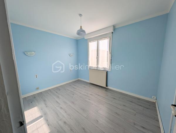 Maison de 1969 située en plein centre bourg de Saint-Julien-de-Concelles sur une parcelle de 640m²

Cette maison très bien entretenue bénéficie d’un agréable jardin, de stationnements et d’un beau potentiel grâce à son rez-de-chaussée offrant de beaux volumes aménageables.

À l’étage :

- Une pièce de vie avec cuisine
- Un salon avec baie vitrée exposée Ouest
- 3 chambres
- Un bureau
- Une salle d’eau
- Un WC indépendant
- Un ascenseur permettant un accès direct au rez-de-chaussée

Au rez-de-chaussée :

- Un très grand garage
- Deux grandes pièces carrelées, dont une buanderie avec espace pour les machines
- De nombreux espaces offrant un beau potentiel d’aménagement

Le rez-de-chaussée n’est pas comptabilisé dans la superficie habitable.

Extérieur :

- Agréable jardin
- Plusieurs stationnements

Informations techniques :

- Maison construite en 1969
- Menuiseries PVC double vitrage
- Volets roulants électriques
- Chauffage gaz/fuel
- Tout-à-l’égout

Une maison idéalement située en centre bourg, avec de beaux volumes et un potentiel intéressant au rez-de-chaussée.