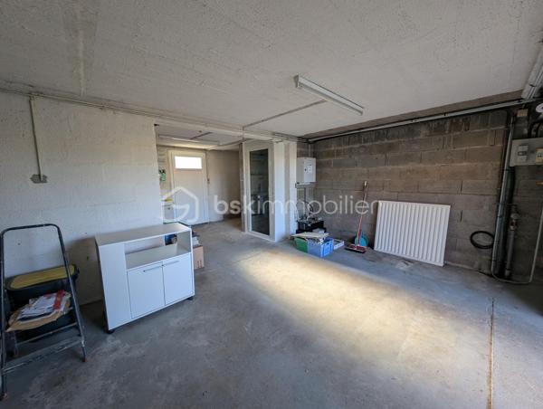 Maison de 1969 située en plein centre bourg de Saint-Julien-de-Concelles sur une parcelle de 640m²

Cette maison très bien entretenue bénéficie d’un agréable jardin, de stationnements et d’un beau potentiel grâce à son rez-de-chaussée offrant de beaux volumes aménageables.

À l’étage :

- Une pièce de vie avec cuisine
- Un salon avec baie vitrée exposée Ouest
- 3 chambres
- Un bureau
- Une salle d’eau
- Un WC indépendant
- Un ascenseur permettant un accès direct au rez-de-chaussée

Au rez-de-chaussée :

- Un très grand garage
- Deux grandes pièces carrelées, dont une buanderie avec espace pour les machines
- De nombreux espaces offrant un beau potentiel d’aménagement

Le rez-de-chaussée n’est pas comptabilisé dans la superficie habitable.

Extérieur :

- Agréable jardin
- Plusieurs stationnements

Informations techniques :

- Maison construite en 1969
- Menuiseries PVC double vitrage
- Volets roulants électriques
- Chauffage gaz/fuel
- Tout-à-l’égout

Une maison idéalement située en centre bourg, avec de beaux volumes et un potentiel intéressant au rez-de-chaussée.