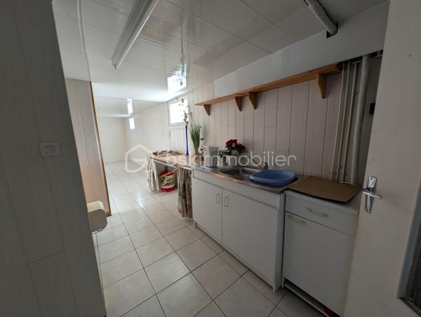 Maison de 1969 située en plein centre bourg de Saint-Julien-de-Concelles sur une parcelle de 640m²

Cette maison très bien entretenue bénéficie d’un agréable jardin, de stationnements et d’un beau potentiel grâce à son rez-de-chaussée offrant de beaux volumes aménageables.

À l’étage :

- Une pièce de vie avec cuisine
- Un salon avec baie vitrée exposée Ouest
- 3 chambres
- Un bureau
- Une salle d’eau
- Un WC indépendant
- Un ascenseur permettant un accès direct au rez-de-chaussée

Au rez-de-chaussée :

- Un très grand garage
- Deux grandes pièces carrelées, dont une buanderie avec espace pour les machines
- De nombreux espaces offrant un beau potentiel d’aménagement

Le rez-de-chaussée n’est pas comptabilisé dans la superficie habitable.

Extérieur :

- Agréable jardin
- Plusieurs stationnements

Informations techniques :

- Maison construite en 1969
- Menuiseries PVC double vitrage
- Volets roulants électriques
- Chauffage gaz/fuel
- Tout-à-l’égout

Une maison idéalement située en centre bourg, avec de beaux volumes et un potentiel intéressant au rez-de-chaussée.