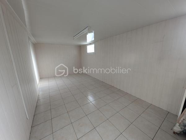 Maison de 1969 située en plein centre bourg de Saint-Julien-de-Concelles sur une parcelle de 640m²

Cette maison très bien entretenue bénéficie d’un agréable jardin, de stationnements et d’un beau potentiel grâce à son rez-de-chaussée offrant de beaux volumes aménageables.

À l’étage :

- Une pièce de vie avec cuisine
- Un salon avec baie vitrée exposée Ouest
- 3 chambres
- Un bureau
- Une salle d’eau
- Un WC indépendant
- Un ascenseur permettant un accès direct au rez-de-chaussée

Au rez-de-chaussée :

- Un très grand garage
- Deux grandes pièces carrelées, dont une buanderie avec espace pour les machines
- De nombreux espaces offrant un beau potentiel d’aménagement

Le rez-de-chaussée n’est pas comptabilisé dans la superficie habitable.

Extérieur :

- Agréable jardin
- Plusieurs stationnements

Informations techniques :

- Maison construite en 1969
- Menuiseries PVC double vitrage
- Volets roulants électriques
- Chauffage gaz/fuel
- Tout-à-l’égout

Une maison idéalement située en centre bourg, avec de beaux volumes et un potentiel intéressant au rez-de-chaussée.