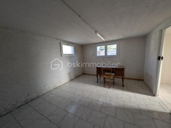 Maison de 1969 située en plein centre bourg de Saint-Julien-de-Concelles sur une parcelle de 640m²

Cette maison très bien entretenue bénéficie d’un agréable jardin, de stationnements et d’un beau potentiel grâce à son rez-de-chaussée offrant de beaux volumes aménageables.

À l’étage :

- Une pièce de vie avec cuisine
- Un salon avec baie vitrée exposée Ouest
- 3 chambres
- Un bureau
- Une salle d’eau
- Un WC indépendant
- Un ascenseur permettant un accès direct au rez-de-chaussée

Au rez-de-chaussée :

- Un très grand garage
- Deux grandes pièces carrelées, dont une buanderie avec espace pour les machines
- De nombreux espaces offrant un beau potentiel d’aménagement

Le rez-de-chaussée n’est pas comptabilisé dans la superficie habitable.

Extérieur :

- Agréable jardin
- Plusieurs stationnements

Informations techniques :

- Maison construite en 1969
- Menuiseries PVC double vitrage
- Volets roulants électriques
- Chauffage gaz/fuel
- Tout-à-l’égout

Une maison idéalement située en centre bourg, avec de beaux volumes et un potentiel intéressant au rez-de-chaussée.