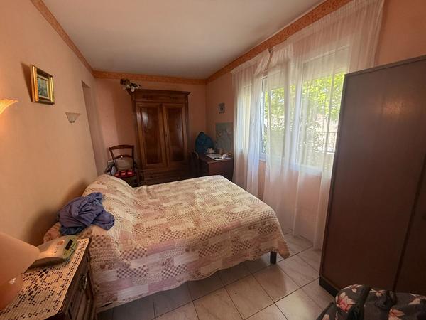 Maison familiale de 105 m² avec 4 chambres, garage motorisé et jardin à Grazailles