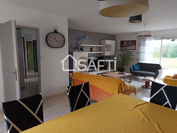 Vous aimerez cette propriété entièrement remise au gout du jour et très fonctionnelle