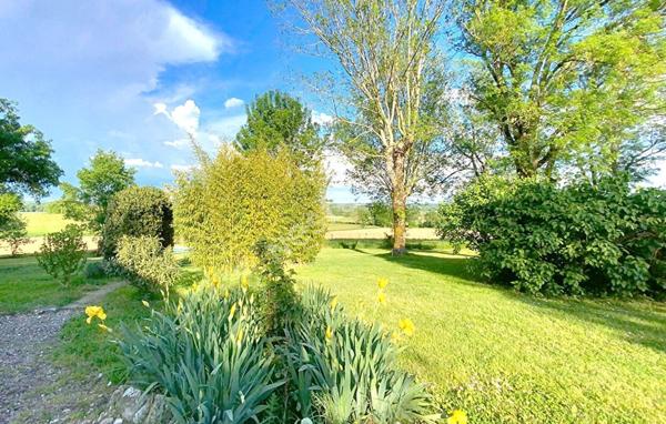 Corps de ferme rénové avec dépendances et belle parcelle proche de Montauban