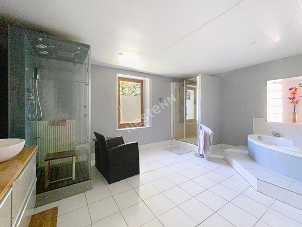 Corps de ferme rénové avec dépendances et belle parcelle proche de Montauban