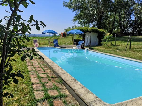 Corps de ferme rénové avec dépendances et belle parcelle proche de Montauban