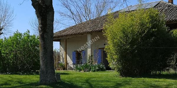 Corps de ferme rénové avec dépendances et belle parcelle proche de Montauban