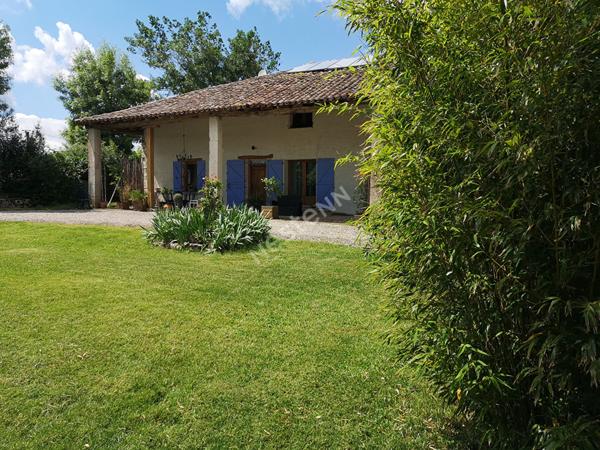 Corps de ferme rénové avec dépendances et belle parcelle proche de Montauban