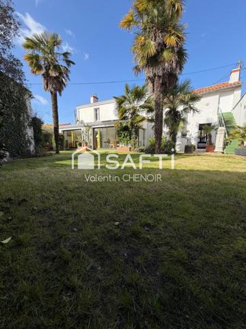 Maison traditionnelle a rénover proposant des espaces et un cadre de vie agréable