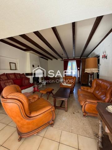 Maison traditionnelle a rénover proposant des espaces et un cadre de vie agréable