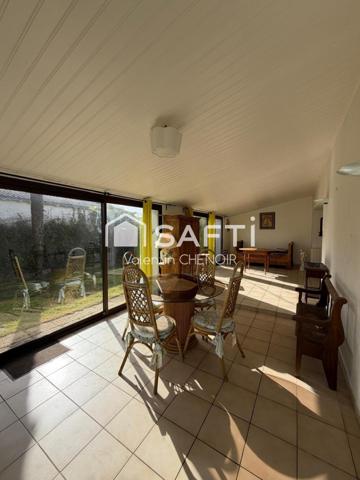 Maison traditionnelle a rénover proposant des espaces et un cadre de vie agréable