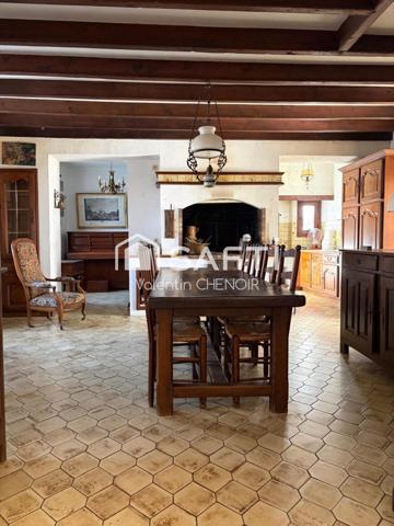 Maison traditionnelle a rénover proposant des espaces et un cadre de vie agréable