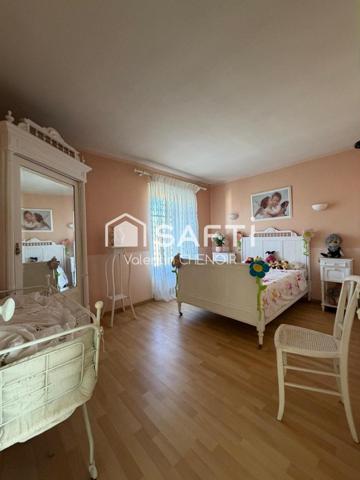 Maison traditionnelle a rénover proposant des espaces et un cadre de vie agréable