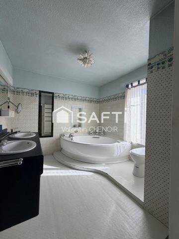 Maison traditionnelle a rénover proposant des espaces et un cadre de vie agréable