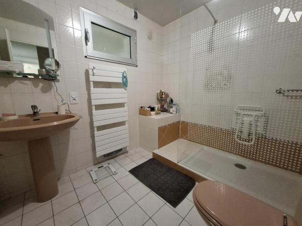 APPARTEMENT 3 CHAMBRES, COUR, CAVE ET GARAGE