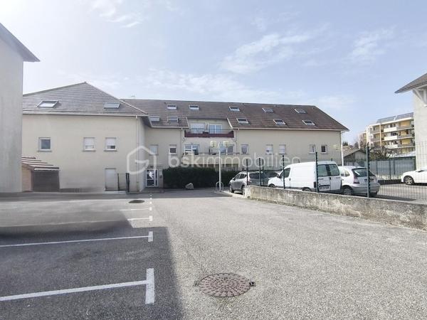 Coup de cœur garanti pour ce charmant appartement de 30 m² en rez-de-chaussée, avec terrasse niché dans une copropriété récente, calme et sécurisée (interphone et Vigik). 
Situé sur les hauteurs de Rives, il profite d'un emplacement recherché, alliant tranquillité et proximité des commodités. (centre ville à pied ou en bus)
Laissez-vous séduire par sa pièce de vie lumineuse, ouverte sur une agréable terrasse de 9 m² — l'endroit parfait pour profiter des beaux jours en toute sérénité.
Ce bien offre des prestations confortables : double vitrage PVC, volets roulants manuels et chauffage électrique individuel.
Et ce n'est pas tout ! Un véritable atout vient compléter ce bien rare sur le secteur : des places de parking autour de la résidence. Possibilité d'acquérir un garage supplémentaire en complément.
À deux pas des transports, commerces et écoles, ce T1 représente une opportunité idéale pour se lancer dans un premier achat ou sécuriser un investissement locatif rentable.
Appartement libre à la vente.
📋 Copropriété bénévole de 43 lots – Charges prévisionnelles annuelles : 500 € – Aucun travaux ni procédure en cours
⚡ DPE : Classe C – 192 kWh/m²/an
Une opportunité à ne pas laisser passer !
📞 Contact : Anaïs Emptaz – BSK Immobilier – 06 85 15 52 63

À propos des performances énergétiques :
Date de réalisation du diagnostic : 27/02/2026
Score DPE : 192 kWhEP/m²/an
Score GES : 7 kgeqCO2/m²/an
Montant estimé des dépenses annuelles d'énergie : entre 640,00 € et 880,00 € par an (prix moyens des énergies indexés sur 2023, abonnements compris)