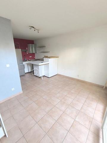 Coup de cœur garanti pour ce charmant appartement de 30 m² en rez-de-chaussée, avec terrasse niché dans une copropriété récente, calme et sécurisée (interphone et Vigik). 
Situé sur les hauteurs de Rives, il profite d'un emplacement recherché, alliant tranquillité et proximité des commodités. (centre ville à pied ou en bus)
Laissez-vous séduire par sa pièce de vie lumineuse, ouverte sur une agréable terrasse de 9 m² — l'endroit parfait pour profiter des beaux jours en toute sérénité.
Ce bien offre des prestations confortables : double vitrage PVC, volets roulants manuels et chauffage électrique individuel.
Et ce n'est pas tout ! Un véritable atout vient compléter ce bien rare sur le secteur : des places de parking autour de la résidence. Possibilité d'acquérir un garage supplémentaire en complément.
À deux pas des transports, commerces et écoles, ce T1 représente une opportunité idéale pour se lancer dans un premier achat ou sécuriser un investissement locatif rentable.
Appartement libre à la vente.
📋 Copropriété bénévole de 43 lots – Charges prévisionnelles annuelles : 500 € – Aucun travaux ni procédure en cours
⚡ DPE : Classe C – 192 kWh/m²/an
Une opportunité à ne pas laisser passer !
📞 Contact : Anaïs Emptaz – BSK Immobilier – 06 85 15 52 63

À propos des performances énergétiques :
Date de réalisation du diagnostic : 27/02/2026
Score DPE : 192 kWhEP/m²/an
Score GES : 7 kgeqCO2/m²/an
Montant estimé des dépenses annuelles d'énergie : entre 640,00 € et 880,00 € par an (prix moyens des énergies indexés sur 2023, abonnements compris)