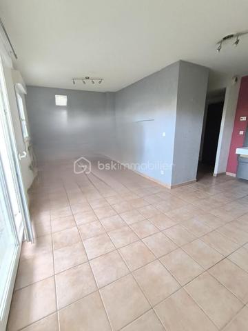 Coup de cœur garanti pour ce charmant appartement de 30 m² en rez-de-chaussée, avec terrasse niché dans une copropriété récente, calme et sécurisée (interphone et Vigik). 
Situé sur les hauteurs de Rives, il profite d'un emplacement recherché, alliant tranquillité et proximité des commodités. (centre ville à pied ou en bus)
Laissez-vous séduire par sa pièce de vie lumineuse, ouverte sur une agréable terrasse de 9 m² — l'endroit parfait pour profiter des beaux jours en toute sérénité.
Ce bien offre des prestations confortables : double vitrage PVC, volets roulants manuels et chauffage électrique individuel.
Et ce n'est pas tout ! Un véritable atout vient compléter ce bien rare sur le secteur : des places de parking autour de la résidence. Possibilité d'acquérir un garage supplémentaire en complément.
À deux pas des transports, commerces et écoles, ce T1 représente une opportunité idéale pour se lancer dans un premier achat ou sécuriser un investissement locatif rentable.
Appartement libre à la vente.
📋 Copropriété bénévole de 43 lots – Charges prévisionnelles annuelles : 500 € – Aucun travaux ni procédure en cours
⚡ DPE : Classe C – 192 kWh/m²/an
Une opportunité à ne pas laisser passer !
📞 Contact : Anaïs Emptaz – BSK Immobilier – 06 85 15 52 63

À propos des performances énergétiques :
Date de réalisation du diagnostic : 27/02/2026
Score DPE : 192 kWhEP/m²/an
Score GES : 7 kgeqCO2/m²/an
Montant estimé des dépenses annuelles d'énergie : entre 640,00 € et 880,00 € par an (prix moyens des énergies indexés sur 2023, abonnements compris)