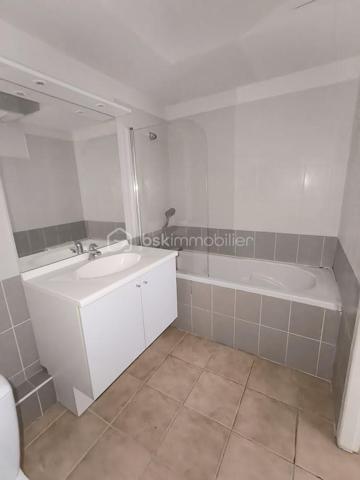 Coup de cœur garanti pour ce charmant appartement de 30 m² en rez-de-chaussée, avec terrasse niché dans une copropriété récente, calme et sécurisée (interphone et Vigik). 
Situé sur les hauteurs de Rives, il profite d'un emplacement recherché, alliant tranquillité et proximité des commodités. (centre ville à pied ou en bus)
Laissez-vous séduire par sa pièce de vie lumineuse, ouverte sur une agréable terrasse de 9 m² — l'endroit parfait pour profiter des beaux jours en toute sérénité.
Ce bien offre des prestations confortables : double vitrage PVC, volets roulants manuels et chauffage électrique individuel.
Et ce n'est pas tout ! Un véritable atout vient compléter ce bien rare sur le secteur : des places de parking autour de la résidence. Possibilité d'acquérir un garage supplémentaire en complément.
À deux pas des transports, commerces et écoles, ce T1 représente une opportunité idéale pour se lancer dans un premier achat ou sécuriser un investissement locatif rentable.
Appartement libre à la vente.
📋 Copropriété bénévole de 43 lots – Charges prévisionnelles annuelles : 500 € – Aucun travaux ni procédure en cours
⚡ DPE : Classe C – 192 kWh/m²/an
Une opportunité à ne pas laisser passer !
📞 Contact : Anaïs Emptaz – BSK Immobilier – 06 85 15 52 63

À propos des performances énergétiques :
Date de réalisation du diagnostic : 27/02/2026
Score DPE : 192 kWhEP/m²/an
Score GES : 7 kgeqCO2/m²/an
Montant estimé des dépenses annuelles d'énergie : entre 640,00 € et 880,00 € par an (prix moyens des énergies indexés sur 2023, abonnements compris)